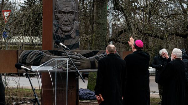 Памятник Гунару Астре освятили - Sputnik Латвия