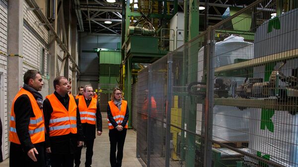 Премьер-министр Литвы Саулюс Сквернялис посетил фабрику компании „Klasmann-Deilmann Bioenergy“. Архивное фото - Sputnik Латвия