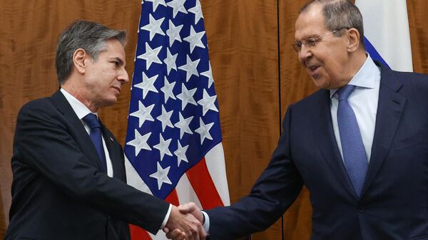 Глава МИД РФ Сергей Лавров (справа) и госсекретарь США Энтони Блинкен во время встречи в Женеве - Sputnik Латвия