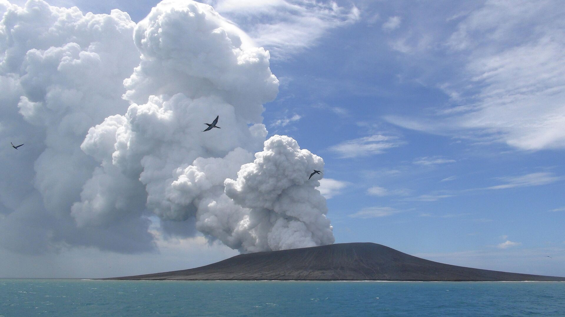 Извержение вулкана на одном из островов Тонга. Январь 2015 - Sputnik Latvija, 1920, 23.01.2022