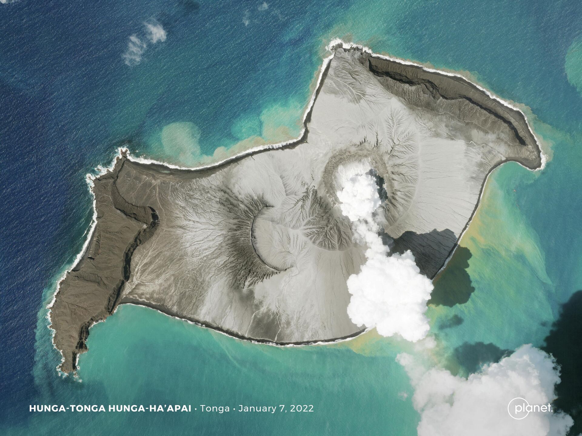 Фотография острова, образованного подводным вулканом Хунга-Тонга-Хунга-Хаапай, сделанная спутником SkySat 7 января, за неделю до начала извержения - Sputnik Latvija, 1920, 23.01.2022