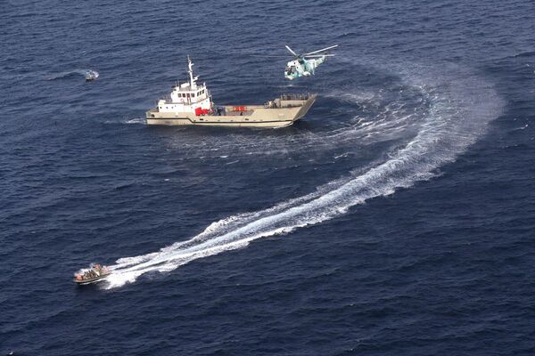 Военный корабль и вертолет участвуют в совместных военно-морских учениях ВМС Ирана, Китая и России в северной части Индийского океана. - Sputnik Латвия