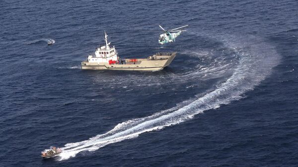 Военный корабль и вертолет во время совместных военно-морских учениях ВМС Ирана, Китая и России в северной части Индийского океана - Sputnik Латвия
