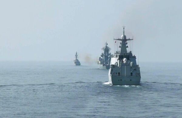 Боевые корабли России, Ирана и Китая во время военно-морских учений CHIRU-2022 в Аравийском море.  - Sputnik Латвия