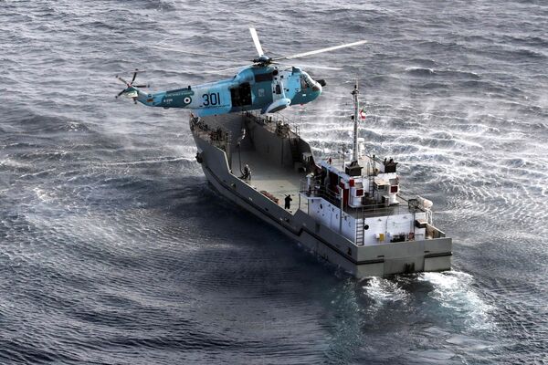 Военный корабль и вертолет участвуют в совместных военно-морских учениях ВМС Ирана, Китая и России в северной части Индийского океана. - Sputnik Латвия