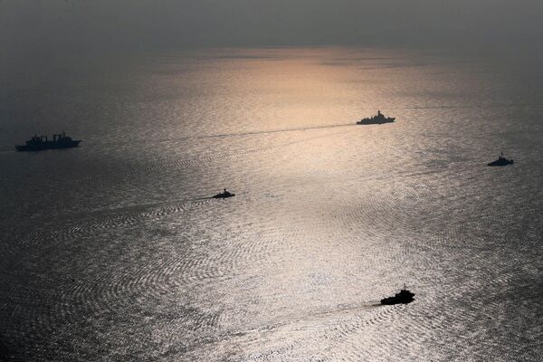 Военные корабли участвуют в совместных военно-морских учениях ВМС Ирана, Китая и России в северной части Индийского океана. - Sputnik Латвия