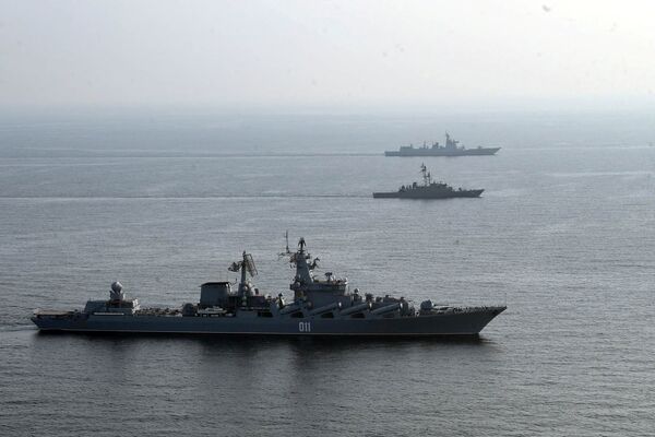 Kara kuģi piedalās Irānas, Ķīnas un Krievijas kopīgajās jūras kara mācībās Indijas okeāna ziemeļu daļā - Sputnik Latvija