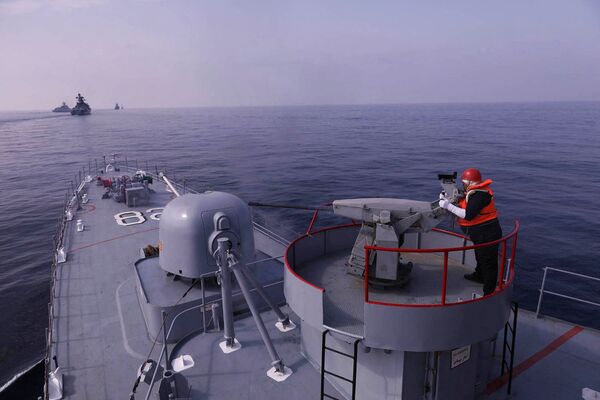 Irānas jūras kājnieks piedalās Irānas, Ķīnas un Krievijas kopīgajās jūras kara mācībās Indijas okeāna ziemeļu daļā - Sputnik Latvija