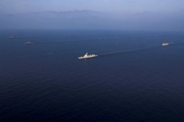 Kara kuģi piedalās Irānas, Ķīnas un Krievijas kopīgajās jūras kara mācībās Indijas okeāna ziemeļu daļā - Sputnik Latvija