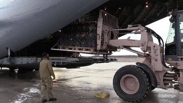 Присланное Великобританией противотанковое оружие разгружают в аэропорту Борисполь под Киевом - Sputnik Латвия