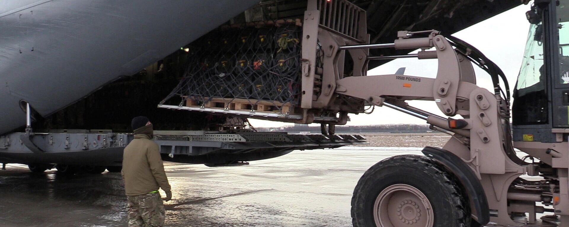 Присланное Великобританией противотанковое оружие разгружают в аэропорту Борисполь под Киевом - Sputnik Латвия, 1920, 24.01.2022