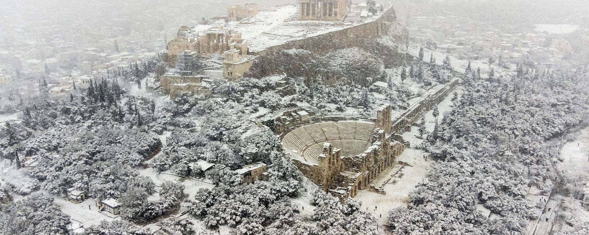 Храм Парфенон на вершине Акрополя во время сильного снегопада в Афинах - Sputnik Латвия, 1920, 26.01.2022