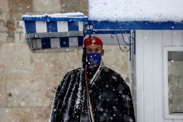 Солдат президентской гвардии Греции у Могилы Неизвестного Солдата в Афинах. - Sputnik Латвия