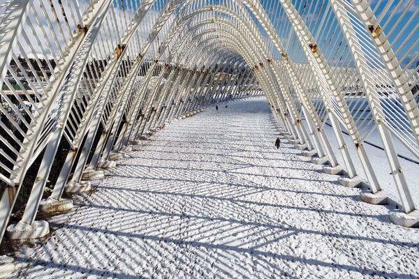 Жители прогуливаются в Олимпийском спортивном комплексе после сильного снегопада. - Sputnik Латвия