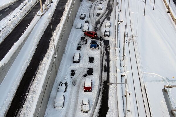 С главной афинской магистрали &quot;Аттики одос&quot; спасатели эвакуировали более 3 тыс. человек. - Sputnik Латвия