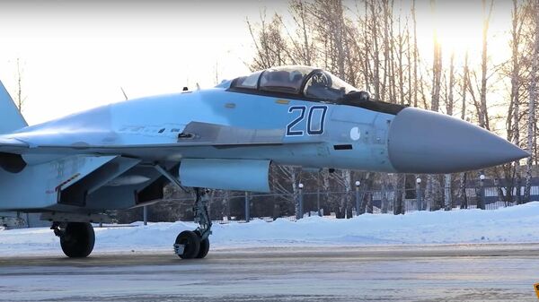 Россия перебрасывает в Беларусь новейшие истребители Су-35С - Sputnik Latvija
