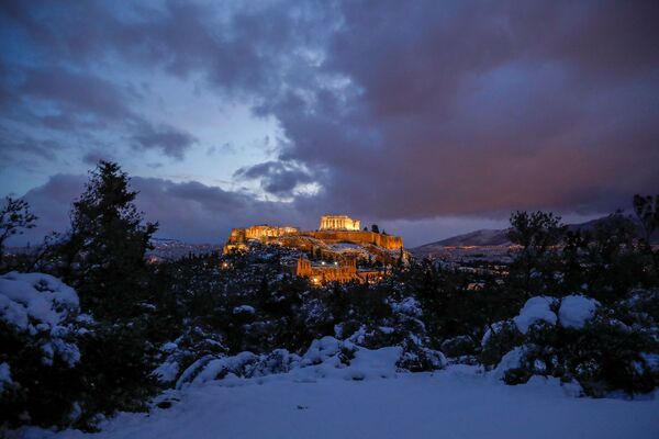 Sniega klāts Partenons Akropoles pakalnā. - Sputnik Latvija