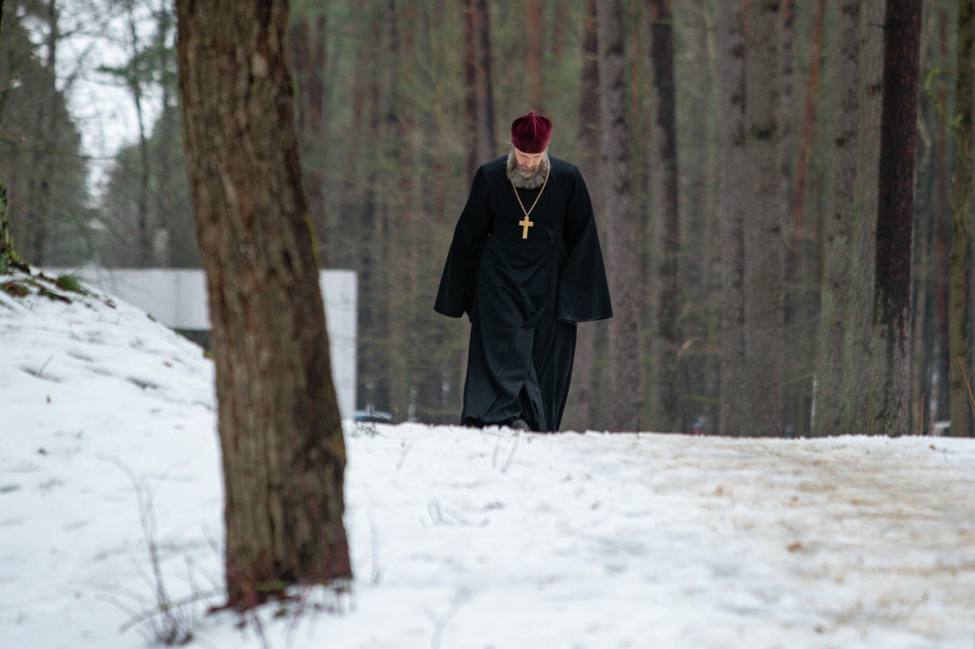 Православный священник на мемориале в Бикерниекском лесу в Международный день памяти жертв Холокоста - Sputnik Латвия, 1920, 28.01.2022
