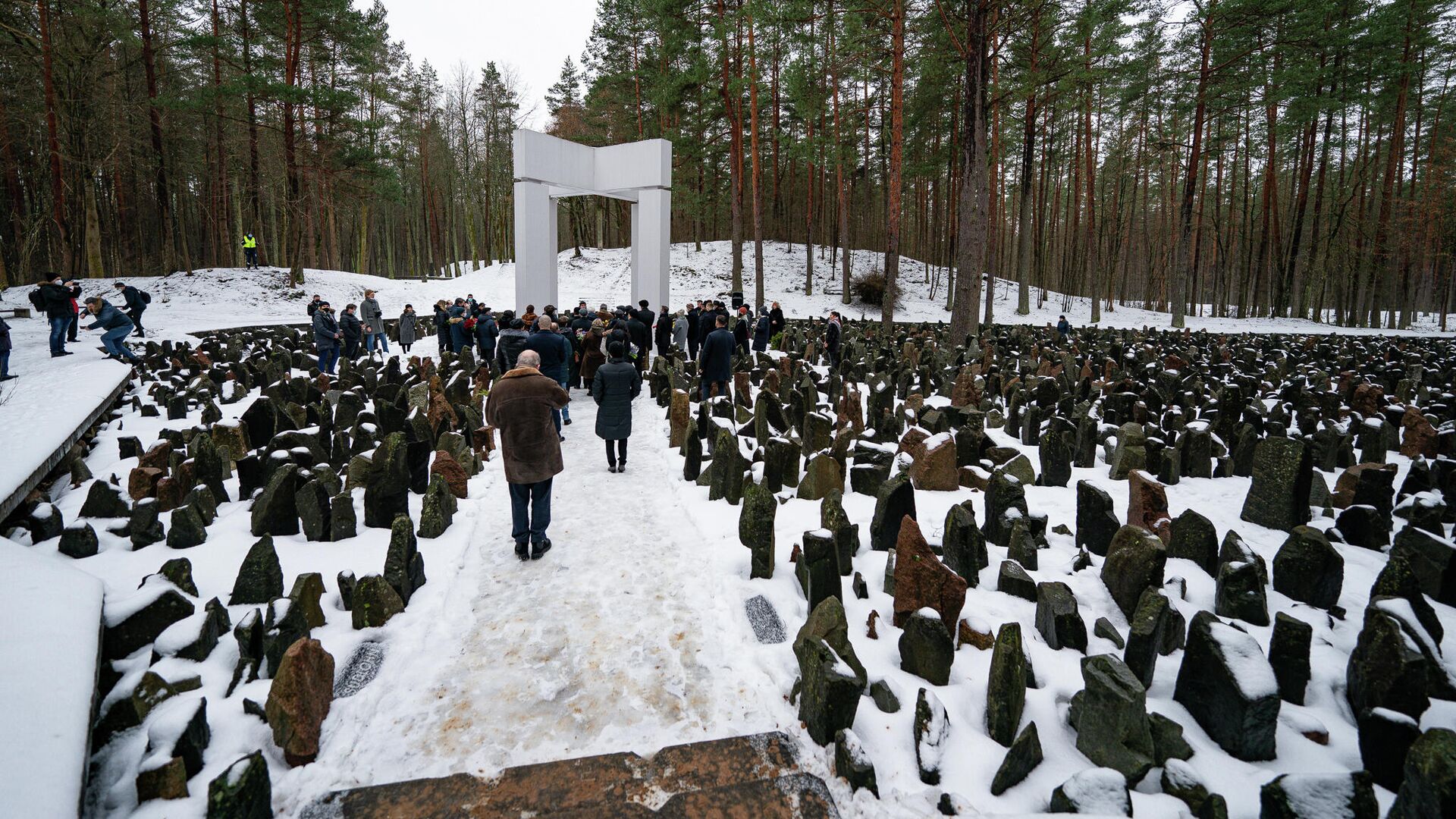 На мемориале в Бикерниекском лесу, на месте массового расстрела евреев в 1941-1944 годах, прошла церемония памяти жертв Холокоста - Sputnik Латвия, 1920, 28.01.2023