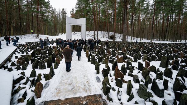 На мемориале в Бикерниекском лесу, на месте массового расстрела евреев в 1941-1944 годах, прошла церемония памяти жертв Холокоста - Sputnik Латвия