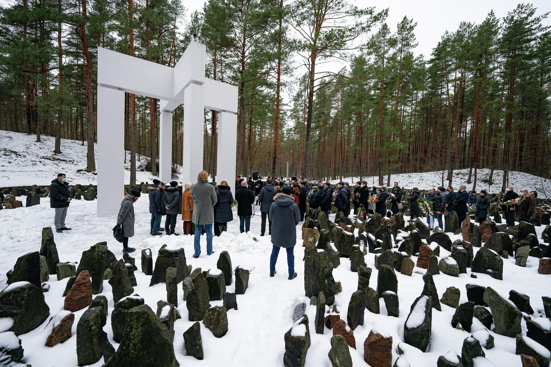 На мемориале в Бикерниекском лесу, на месте массового расстрела евреев в 1941-1944 годах, прошла церемония памяти жертв Холокоста - Sputnik Латвия, 1920, 28.01.2022