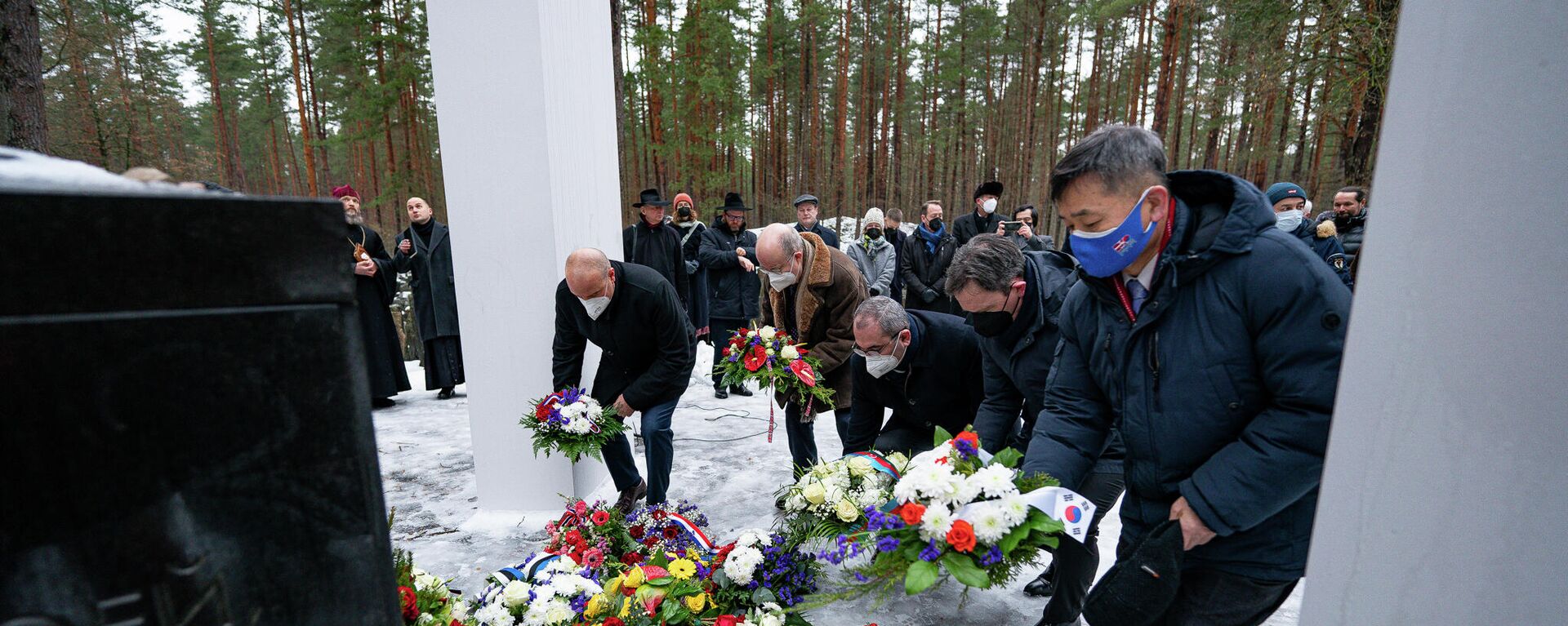 Церемония возложения цветов к мемориалу в Бикерниекском лесу, на месте массового расстрела евреев в 1941-1944 годах, в Международный день памяти жертв Холокоста - Sputnik Латвия, 1920, 28.01.2022