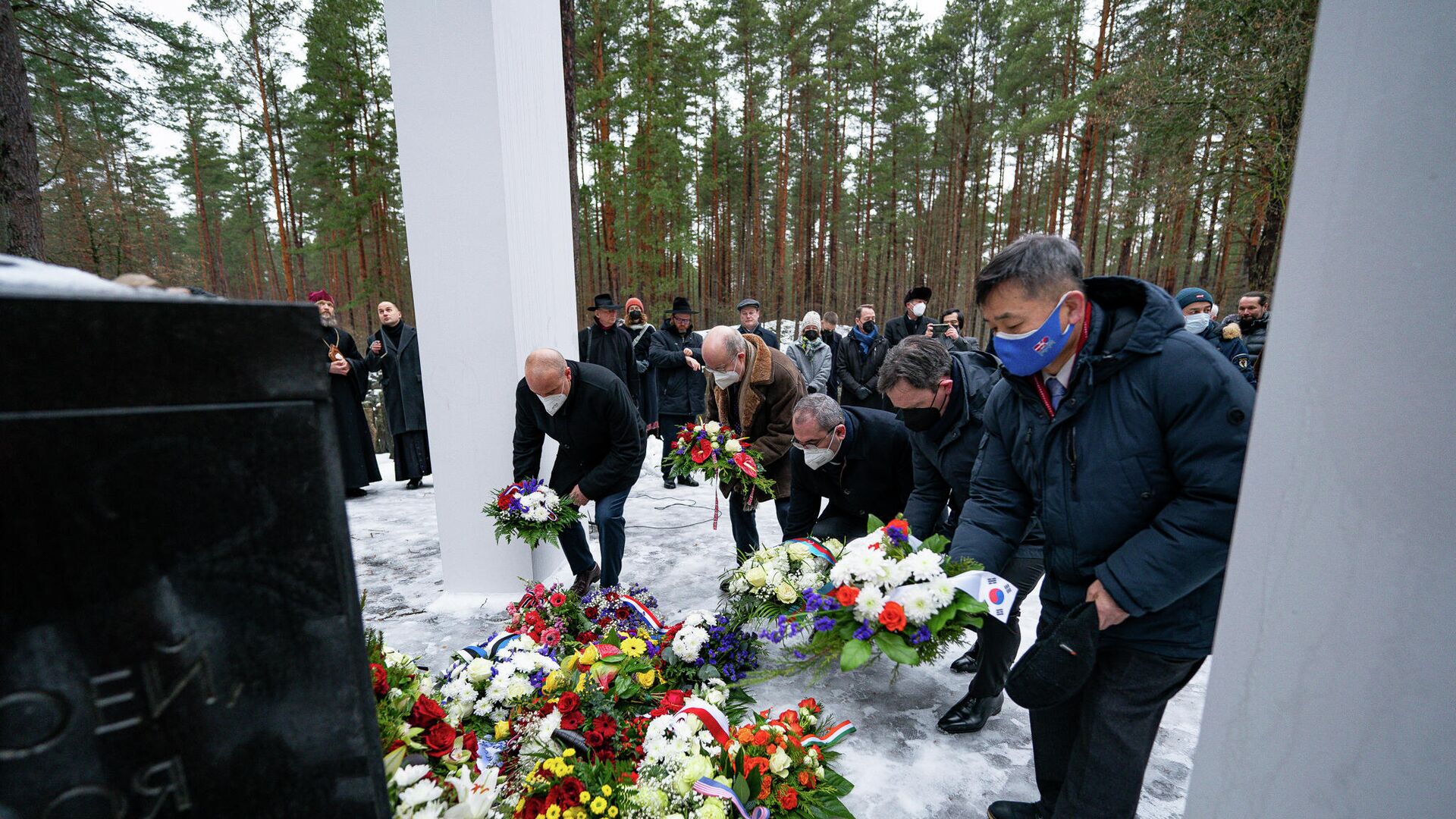Церемония возложения цветов к мемориалу в Бикерниекском лесу, на месте массового расстрела евреев в 1941-1944 годах, в Международный день памяти жертв Холокоста - Sputnik Латвия, 1920, 28.01.2022