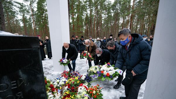 Церемония возложения цветов к мемориалу в Бикерниекском лесу, на месте массового расстрела евреев в 1941-1944 годах, в Международный день памяти жертв Холокоста - Sputnik Латвия