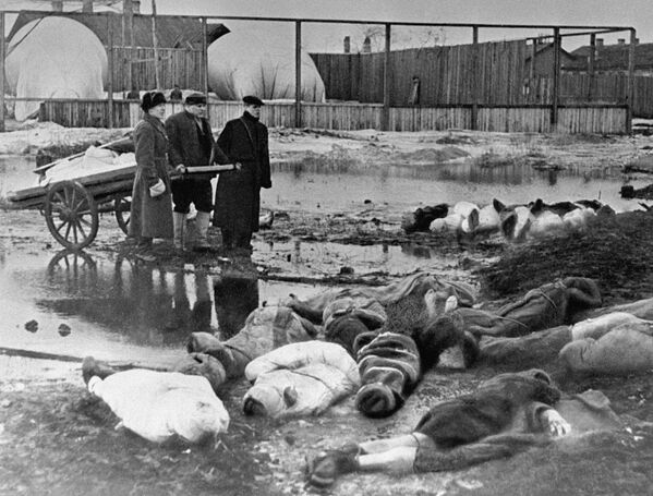 Vīrieši apglabā mirušos. Saskaņā ar dažādiem datiem, blokādes gados pilsētā gājuši bojā no 600 tūkstošiem līdz 1,5 miljoniem cilvēku - Sputnik Latvija