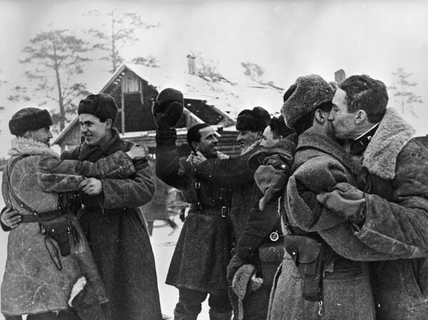 Satiekas karavīri no Ļeņingradas un Volhovas frontēm 1943. gada 18. janvārī. Šajā laikā sarkanarmieši izsita plaisu vāciešu aizsardzībā un daļēji vājināja blokādi. Atbrīvot pilsētu izdevās tikai gadu vēlāk – 1944. gada 27. janvārī Satiekas karavīri no Ļeņingradas un Volhovas frontēm 1943. gada 18. janvārī. Šajā laikā sarkanarmieši izsita plaisu vāciešu aizsardzībā un daļēji vājināja blokādi. Atbrīvot pilsētu izdevās tikai gadu vēlāk – 1944. gada 27. janvārī - Sputnik Latvija