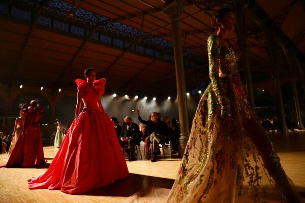 Модели в красочных вечерних одеяниях на подиуме в рамках Парижской недели моды. - Sputnik Латвия