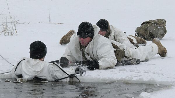 Латвийские и американские военнослужащие отрабатывают навыки поведения в экстремальных условиях. Архивное фото  - Sputnik Латвия