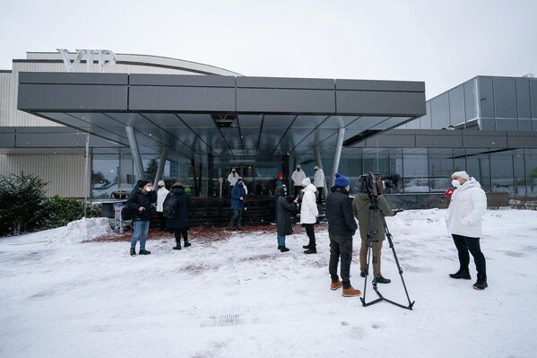 Спортсмены раздают интервью перед отъездом в Пекин. - Sputnik Латвия