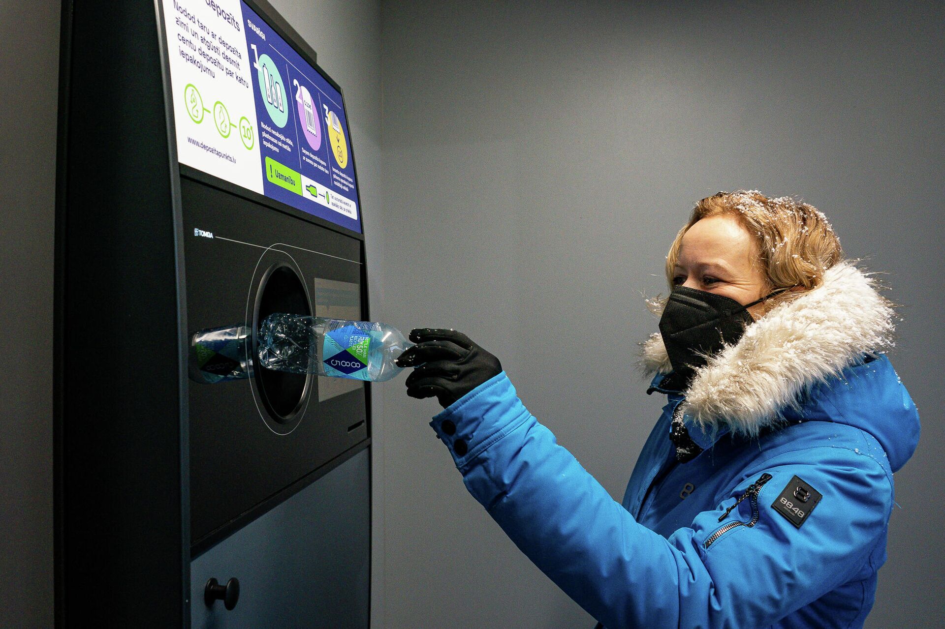 Девушка сдает пустую бутылку в автомат латвийской системы депозитной тары - Sputnik Латвия, 1920, 02.02.2022