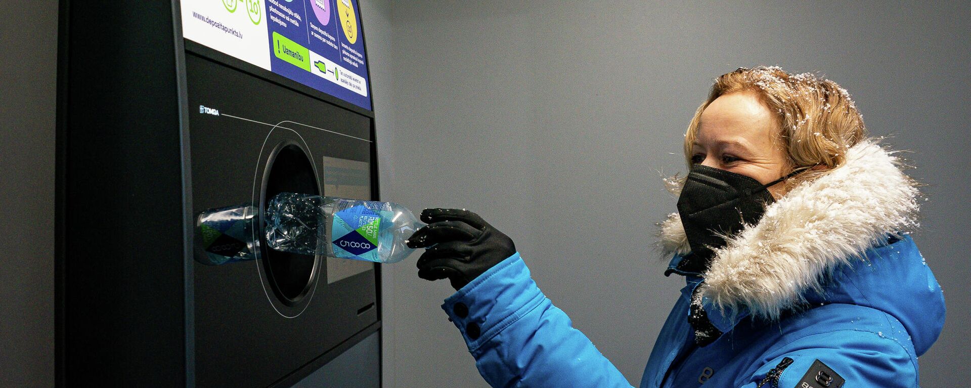 Девушка сдает пустую бутылку в автомат латвийской системы депозитной тары - Sputnik Латвия, 1920, 28.04.2022