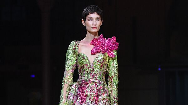 Модель во время модного показа коллекции ливанского дизайнера Эли Сааба в Париже  - Sputnik Latvija