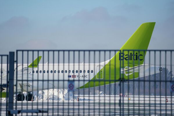 Самолет латвийской национальной авиакомпании airBaltic в аэропорту Рига - Sputnik Латвия