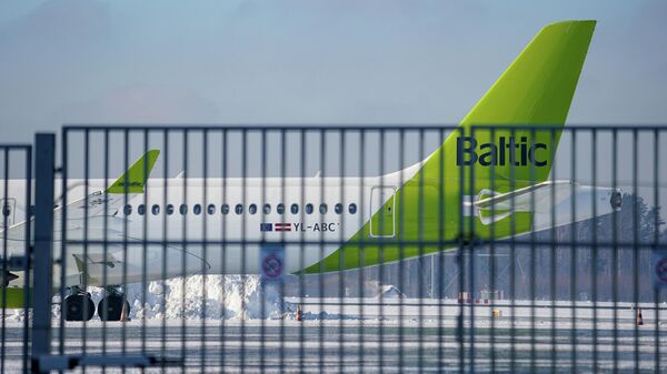 Самолет латвийской национальной авиакомпании airBaltic в аэропорту Рига - Sputnik Латвия