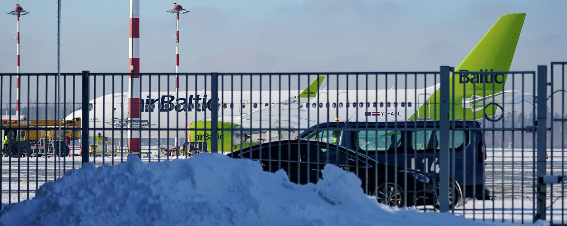 Самолет латвийской национальной авиакомпании airBaltic в аэропорту Рига - Sputnik Латвия, 1920, 12.02.2022