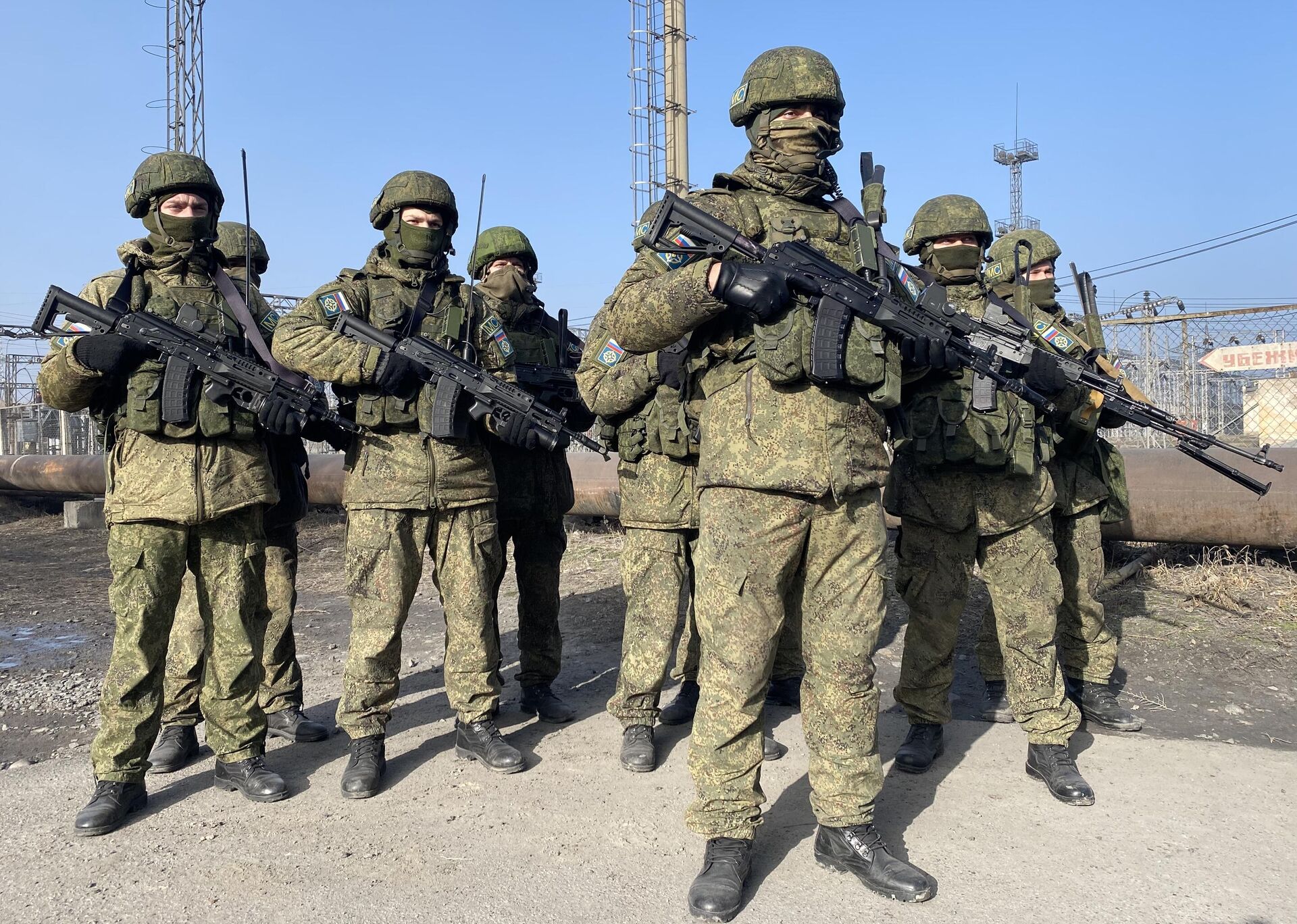 Военнослужащие из состава российского контингента миротворческих сил ОДКБ, охраняющие территорию ТЭЦ-3 в Алма-Ате - Sputnik Latvija, 1920, 04.02.2022