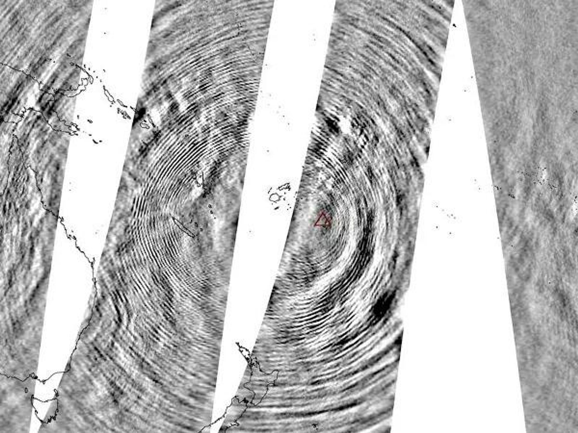 Изображение, полученное с помощью инфракрасного зонда спутника НАСА Aqua. Десятки концентрических кругов, расходящихся от места извержения вулкана Хунга-Тонга-Хунга-Хаапай, представляют собой быстро движущиеся атмосферные волны - Sputnik Latvija, 1920, 11.02.2022