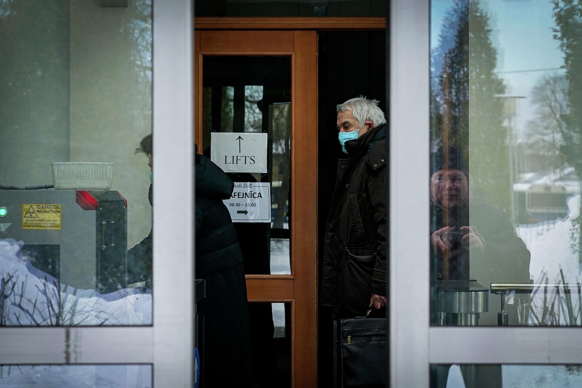 Латвийский правозащитник Александр Гапоненко у здания Видземского суда в Риге - Sputnik Латвия, 1920, 04.02.2022