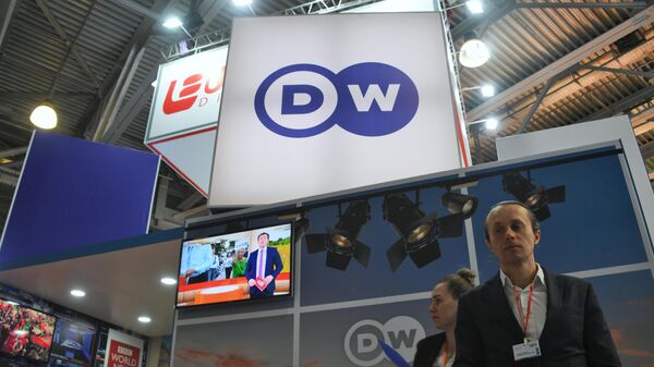 Telekanāla DW (Deutsche Welle) logo - Sputnik Latvija