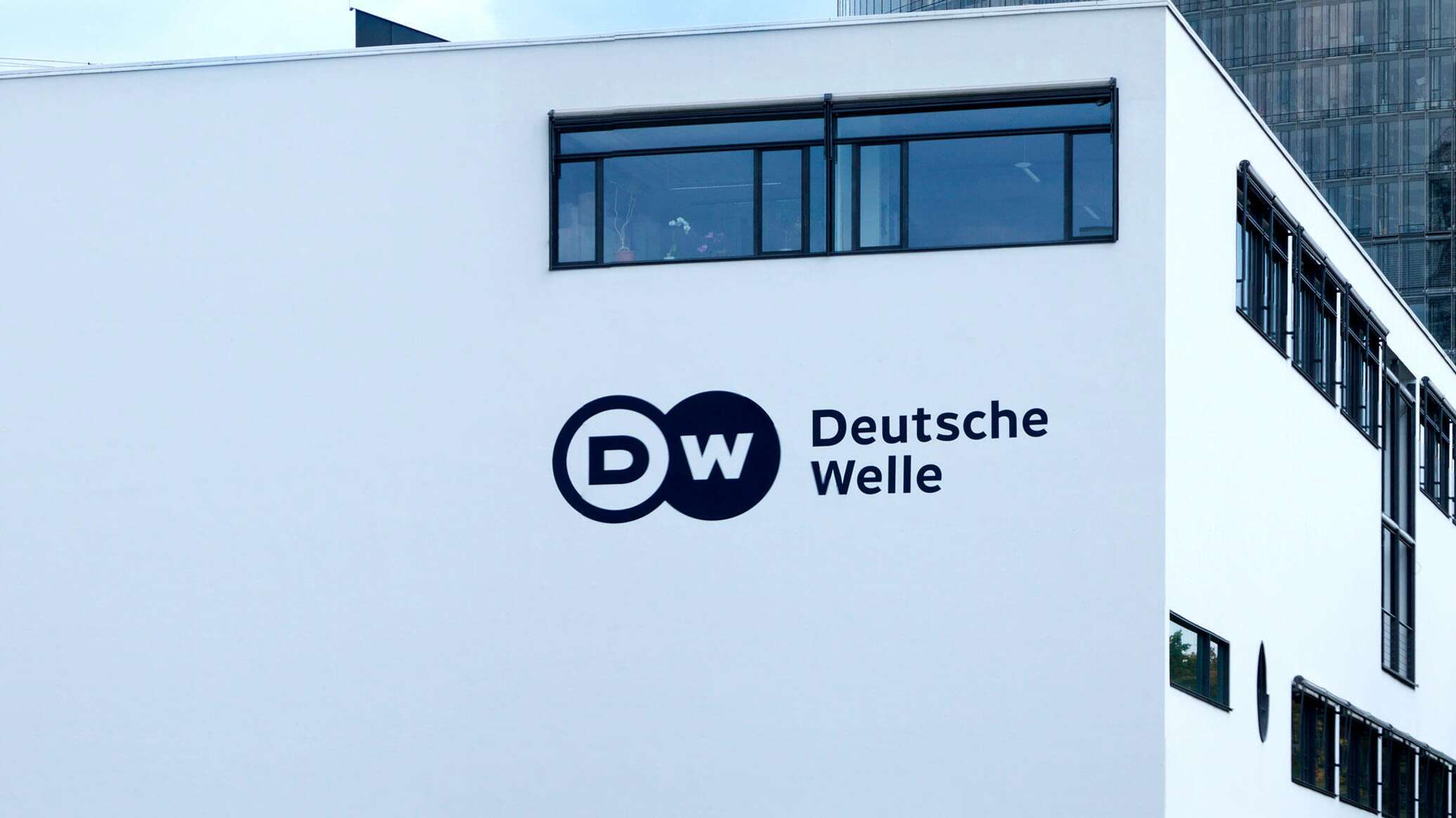 Deutsche welle. Штаб-квартира Deutsche Welle. Компания Дойче Веркштеттен интериор. Deutsche Welle закрытие телеграм. Bbc, al Jazeera, Deutsche Welle.