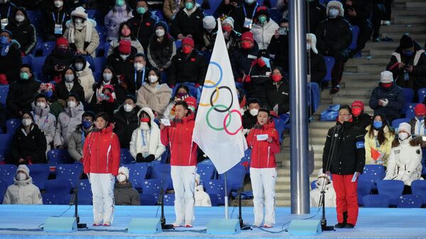 Поднятие Олимпийского флага на церемонии открытия XXIV зимних Олимпийских игр в Пекине - Sputnik Латвия
