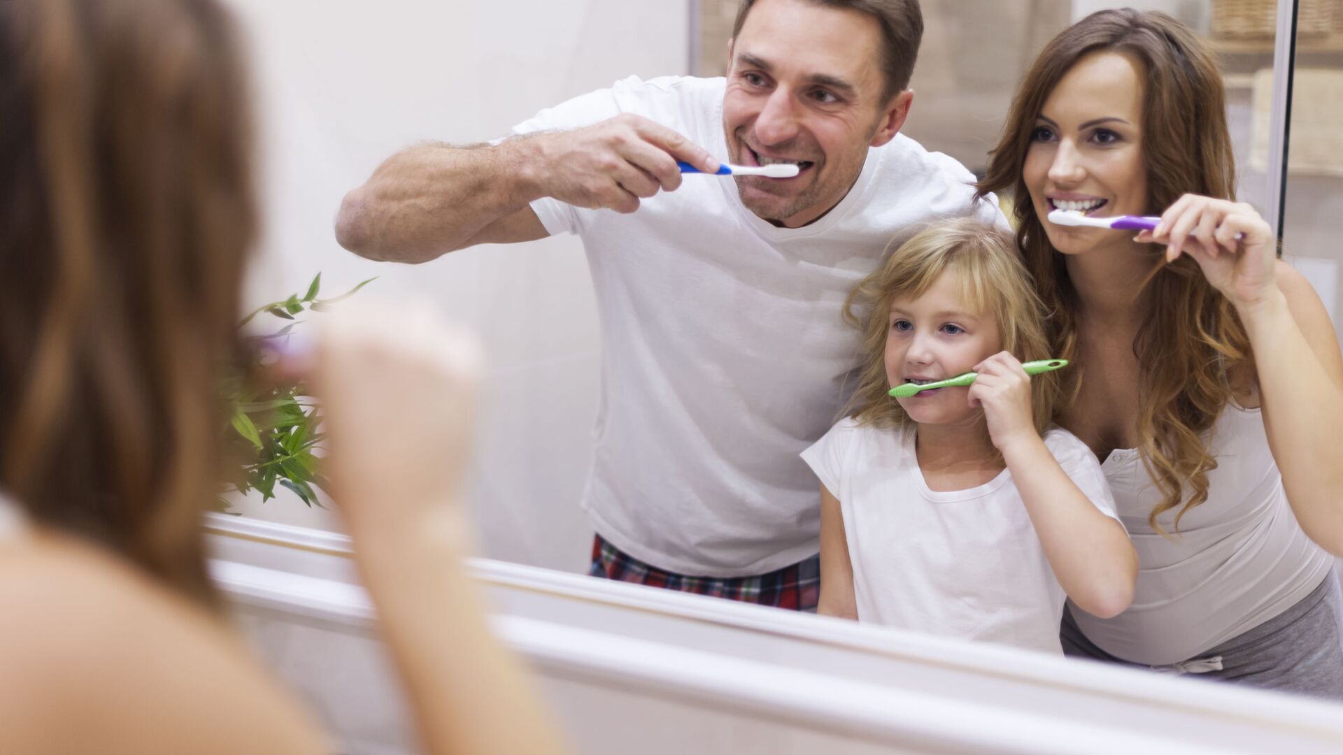 Семья чистит зубы в ванной перед зеркалом - Sputnik Латвия, 1920, 07.02.2022