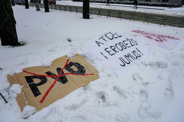 Акция протеста против антиковидных ограничений у здания кабинета министров в Риге. - Sputnik Латвия