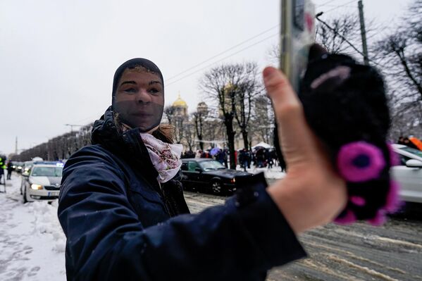 Женщина в маске на акции протеста в Риге. - Sputnik Латвия