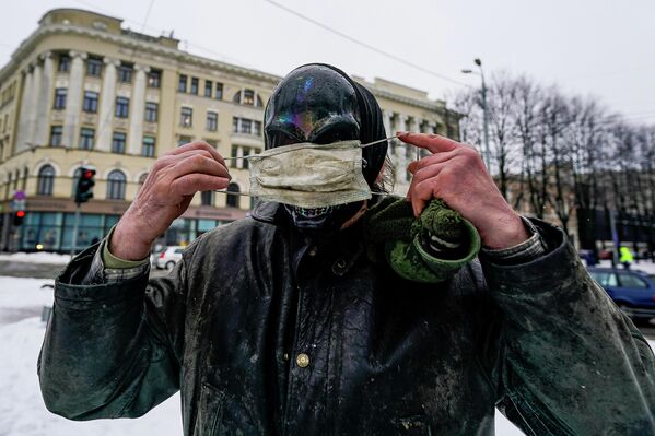Участник акции протеста против антиковидных ограничений в Риге. - Sputnik Латвия