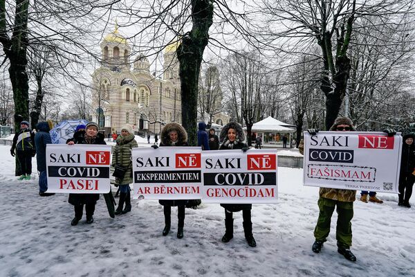 Протестующие с плакатами у здания кабинета министров в Риге. - Sputnik Латвия
